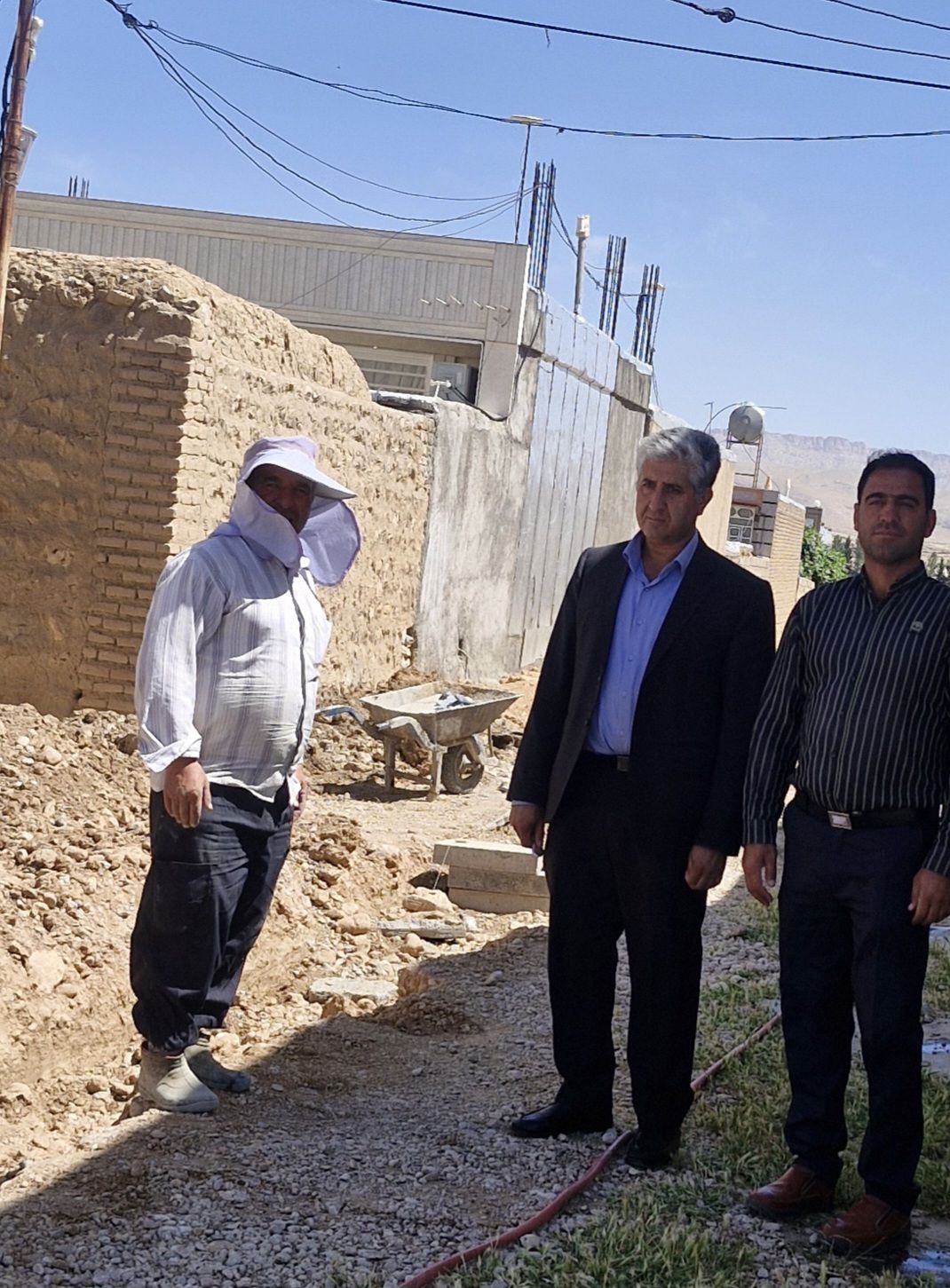 اجرای پروژه جدول‌گذاری آبراه کتابی خیابان‌های روستای خاصی‌آباد بخش سوری