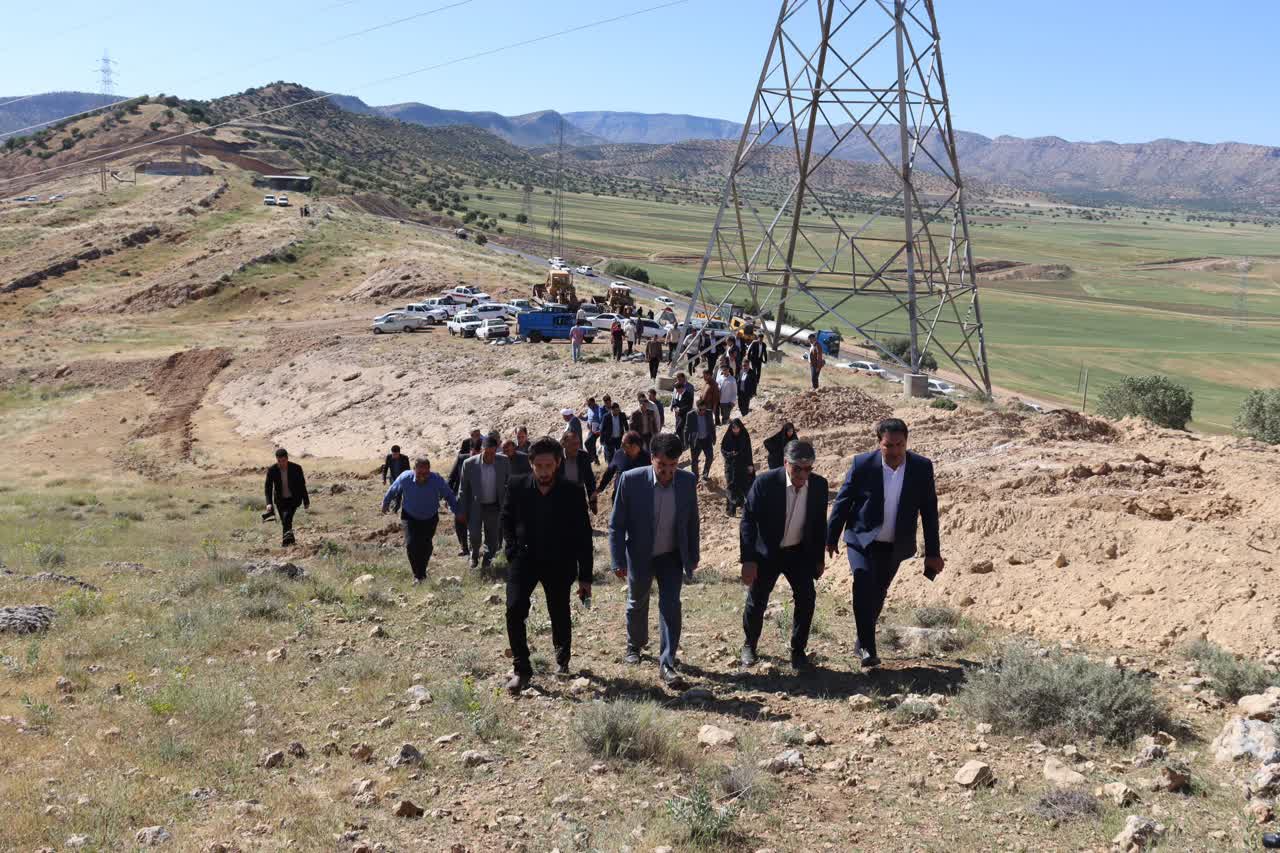 بام‌ کوهدشت ساخت و ساز روی تیغه کوه