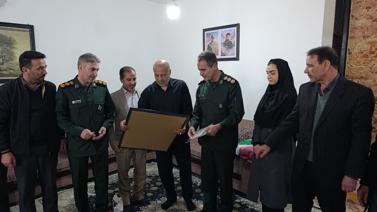  اهدای تمثال پاسدار شهید مهدی حیدری در کوهدشت به خانواده شهید